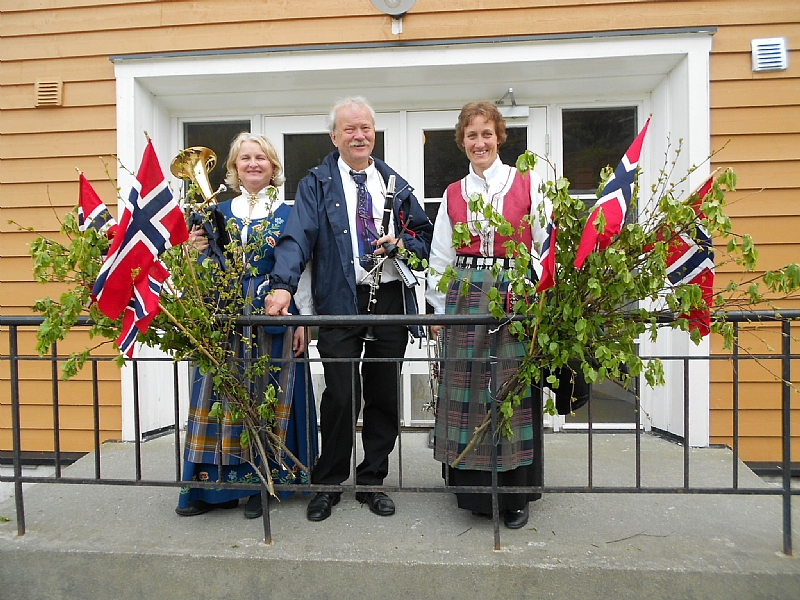 Trude, Lars Øyvind og Birgit føler seg litt kongelege